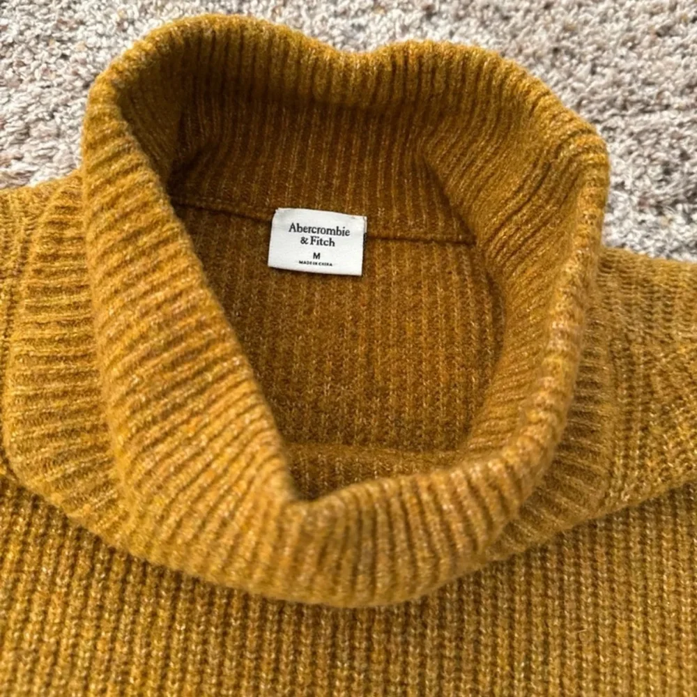 Abercrombie & Fitch Knit Mock Neck Neutral Camel Wool Blend Sweater 
Size Medium - Picture 7 of 12
